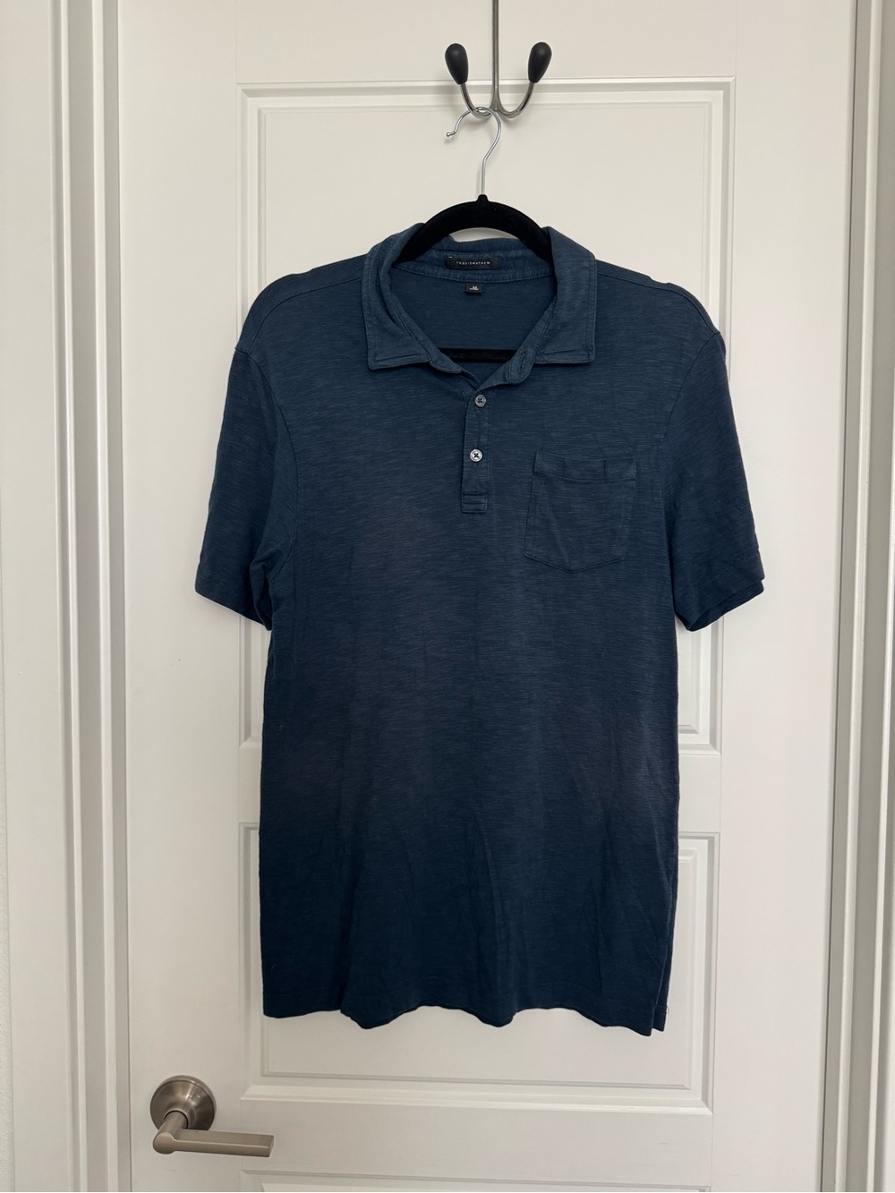 Men's Navy Short-Sleeve Polo Shirt Travis Matthews Breathable Lightweight Medium - Picture 1 of 4